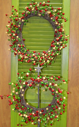 Red Green & Cream Glitter Balls S/2 Wreaths